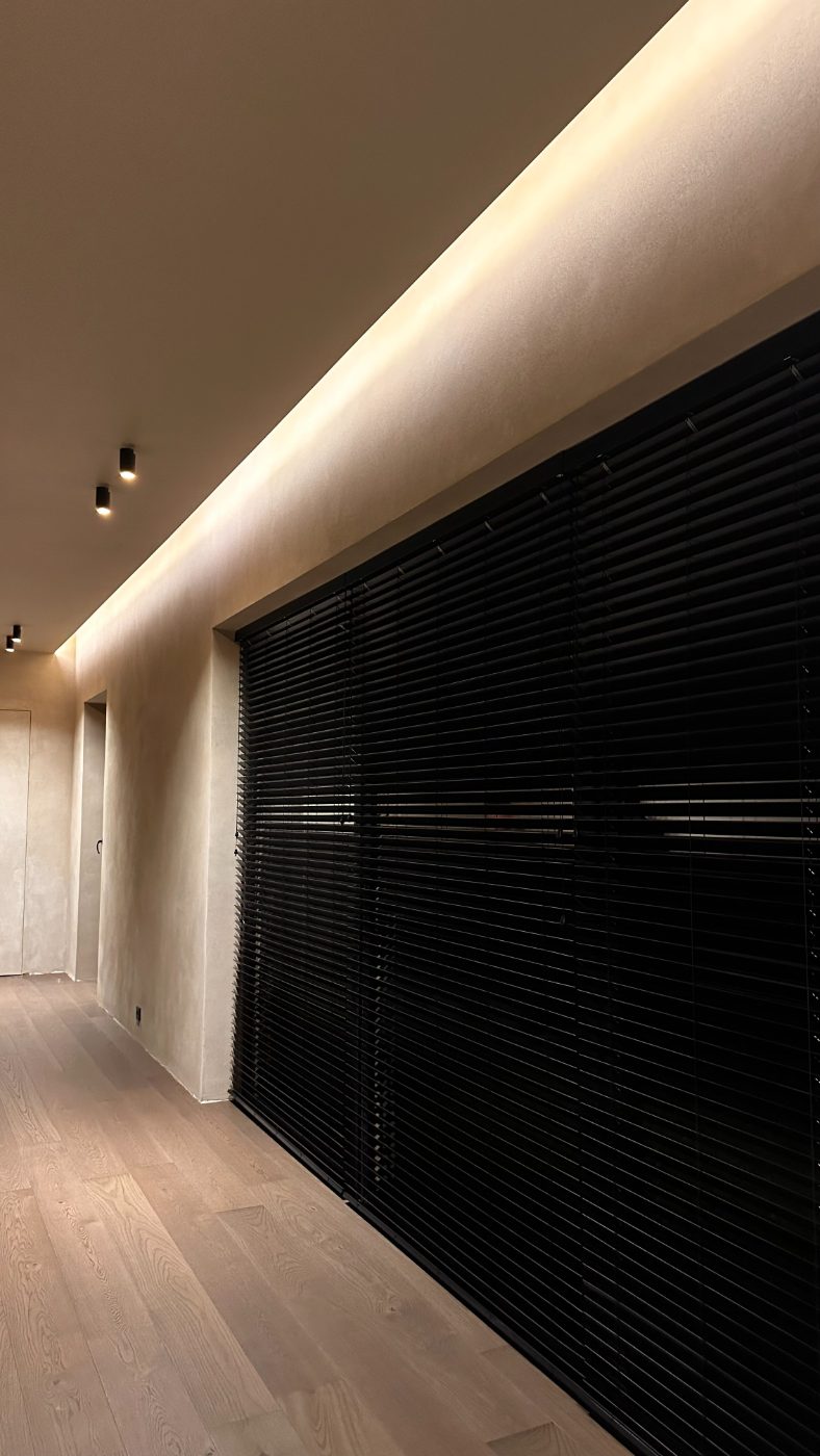 AST50 LED perimeeter, mustad puidust ribikardinad ja tammparkett