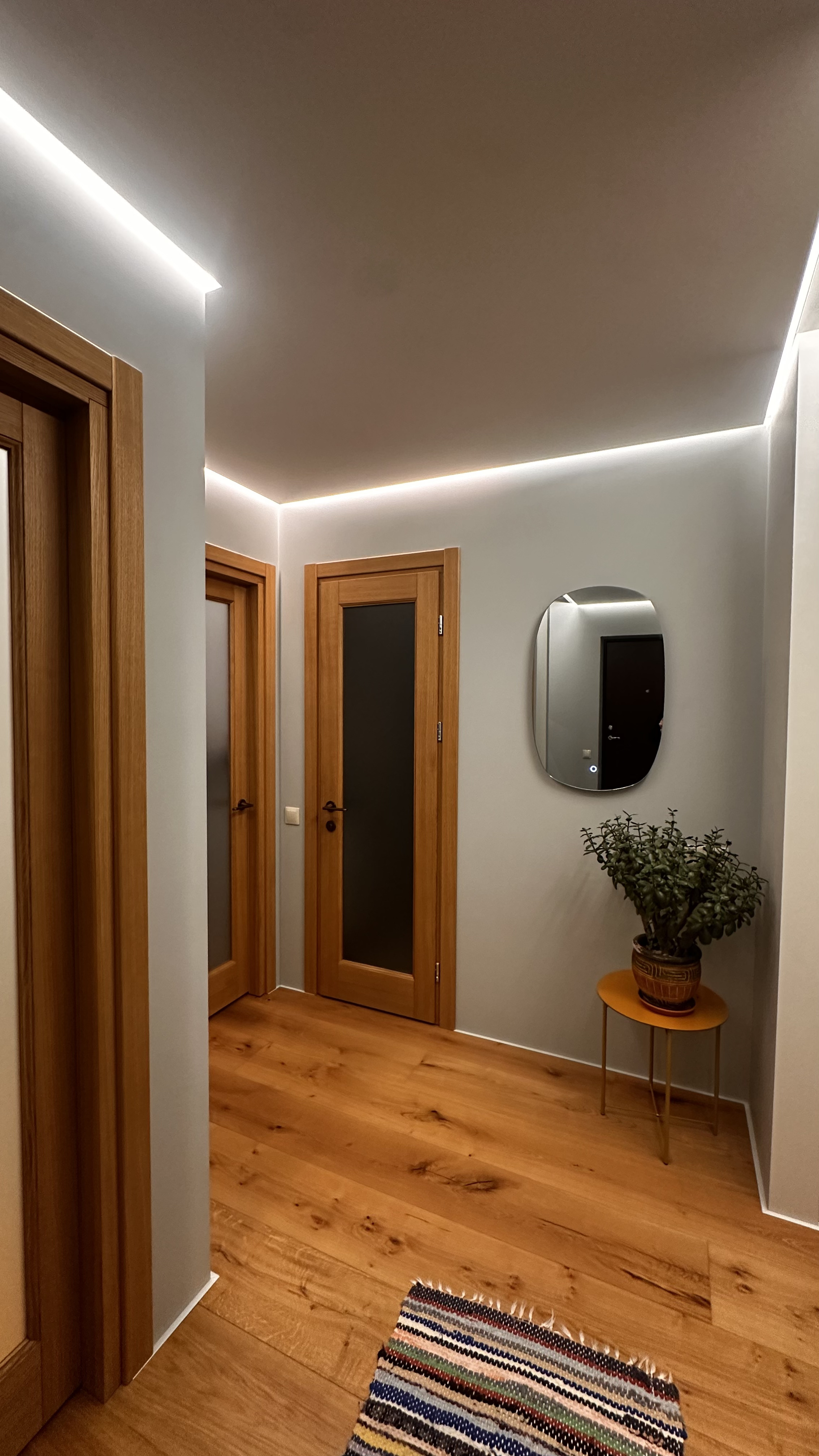 Koridor — AST50 LED varjuprofiil seina ja lae üleminekul