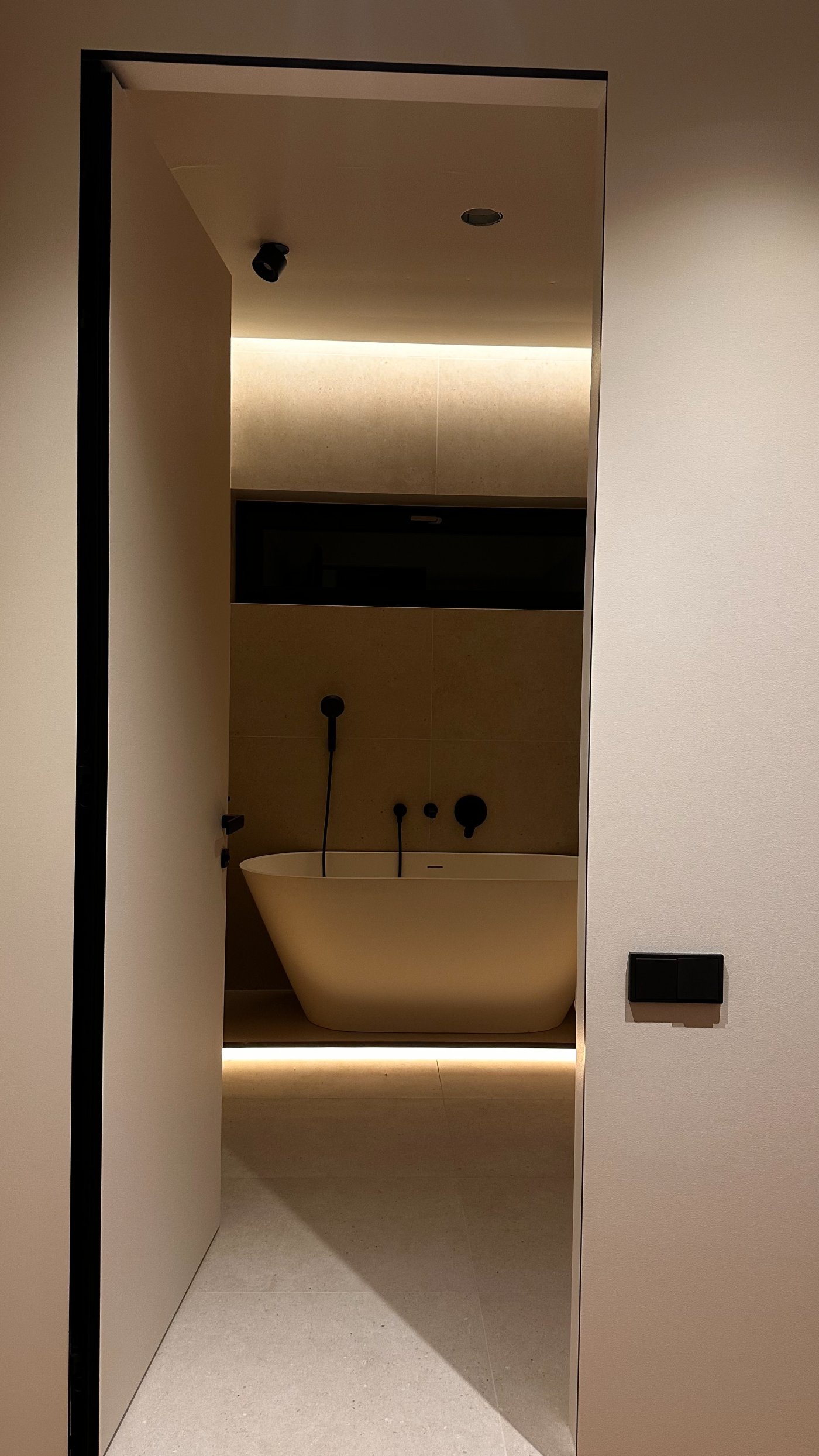 Viimsi vannituba — ainult profiilide LED. Kaks joont, kolm stsenaariumi.